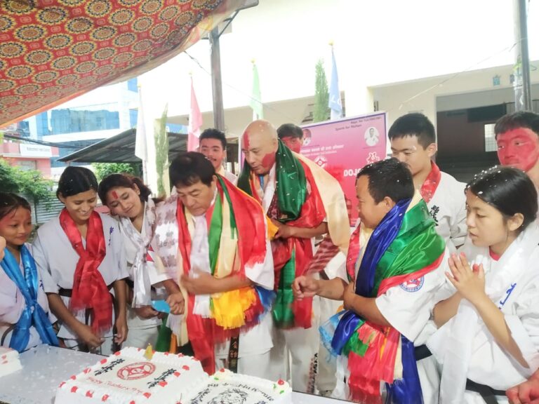 गुरु पूर्णिमामा आइकेओ क्योकुशिनकाई कराते डोजो नखिपोटका खेलाडीद्वारा गुरु सम्मान